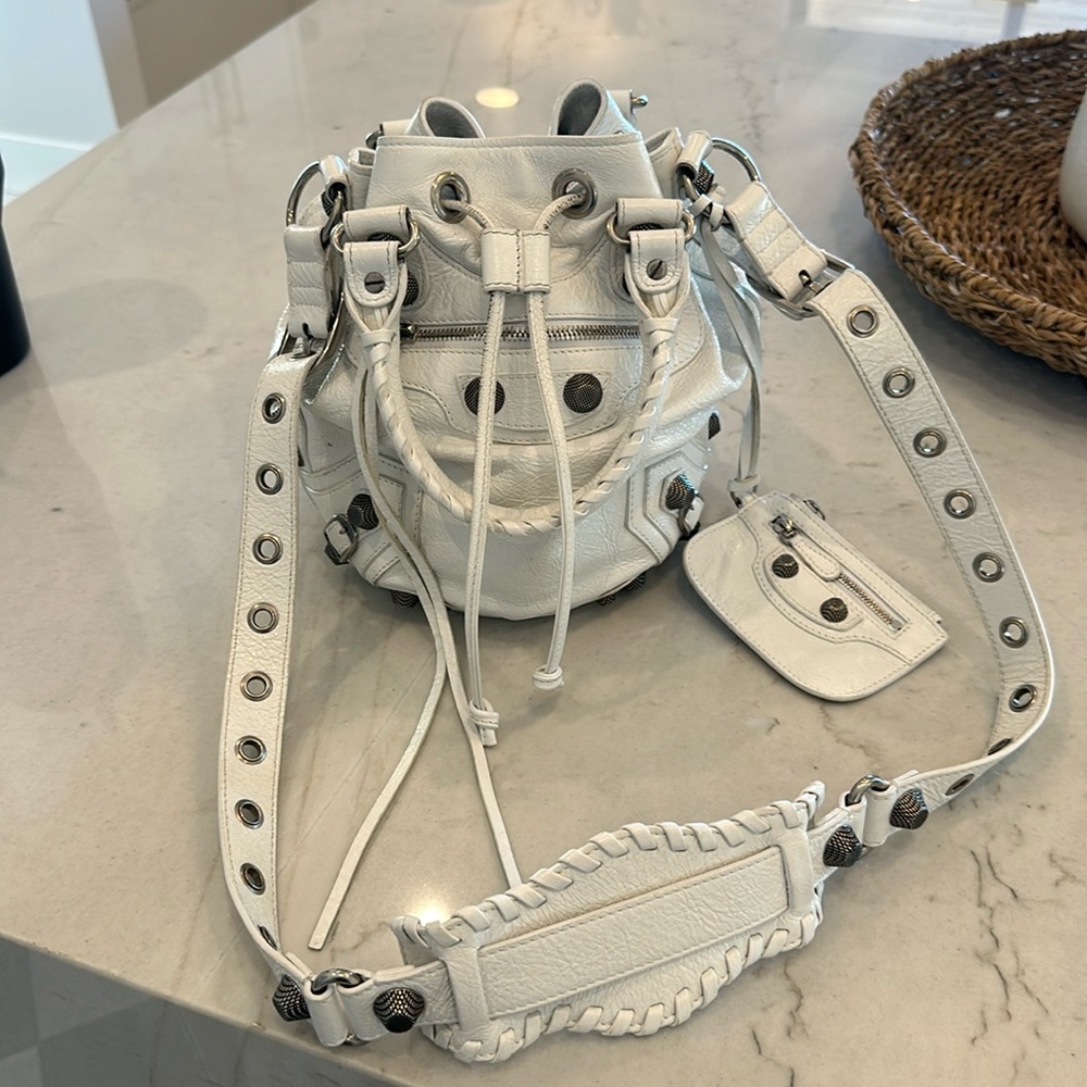 Le Cagole Bucket Bag in white Arena Lambskin, aged-Silver hardware
